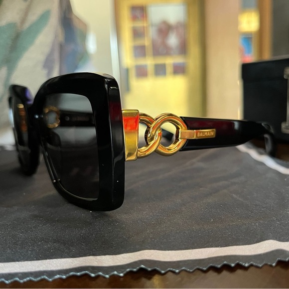 Brand new only have been worn once no scratches comes with case and cloth - Picture 4 of 8